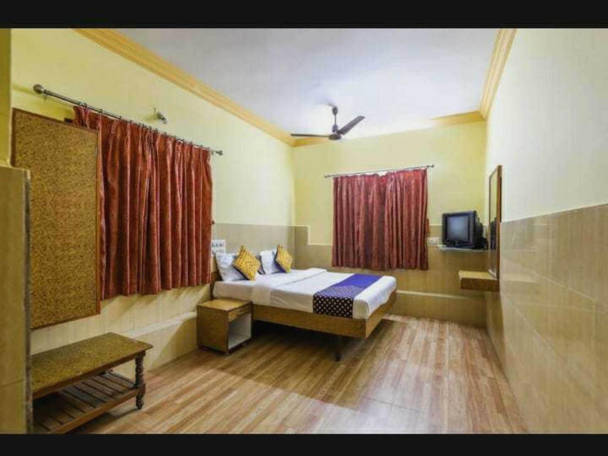 Oyo Hotel Apsara Guest House Ахмедабад Экстерьер фото